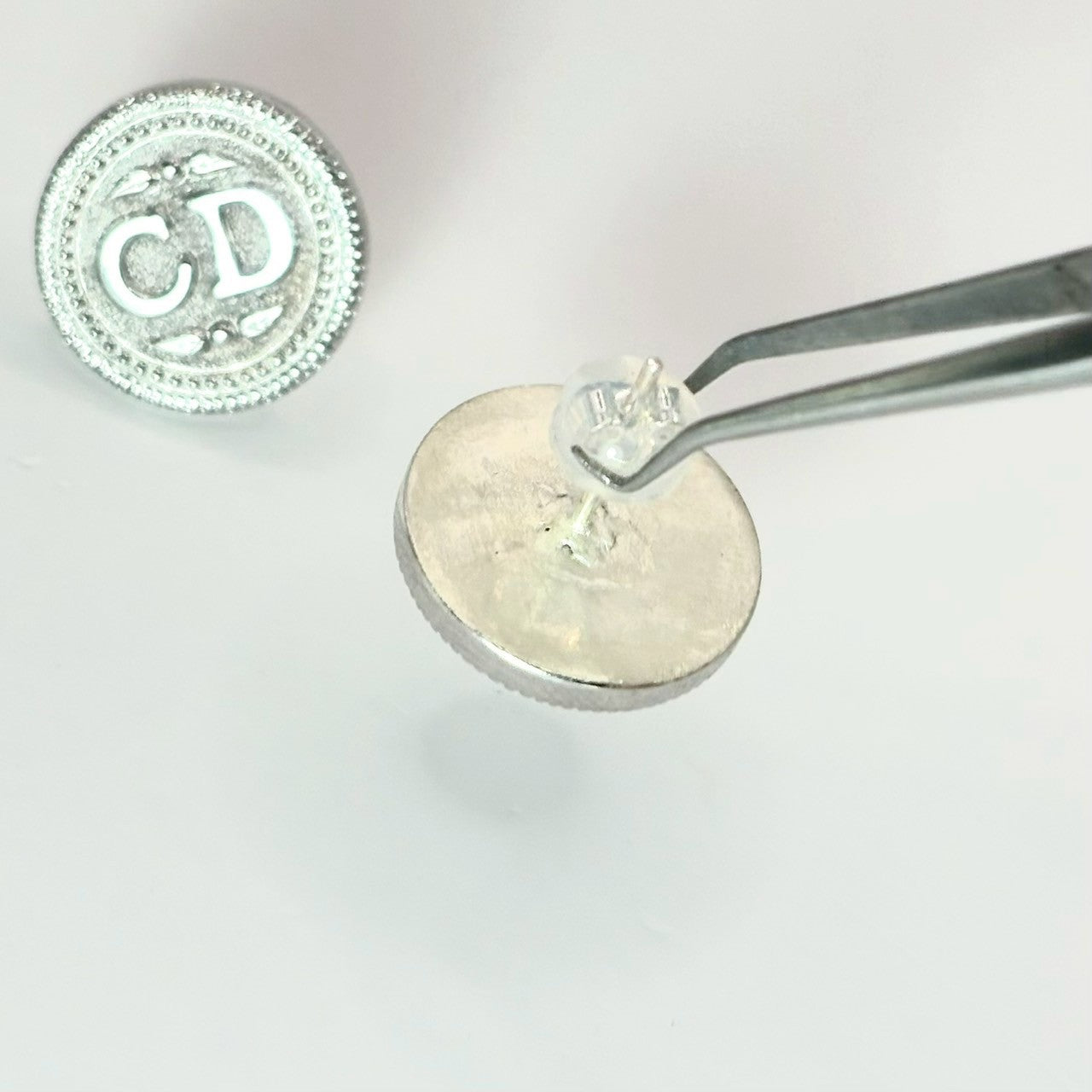 ✨ Dior 復古徽章耳針 | Dior Embossed CD Logo Earrings ✨