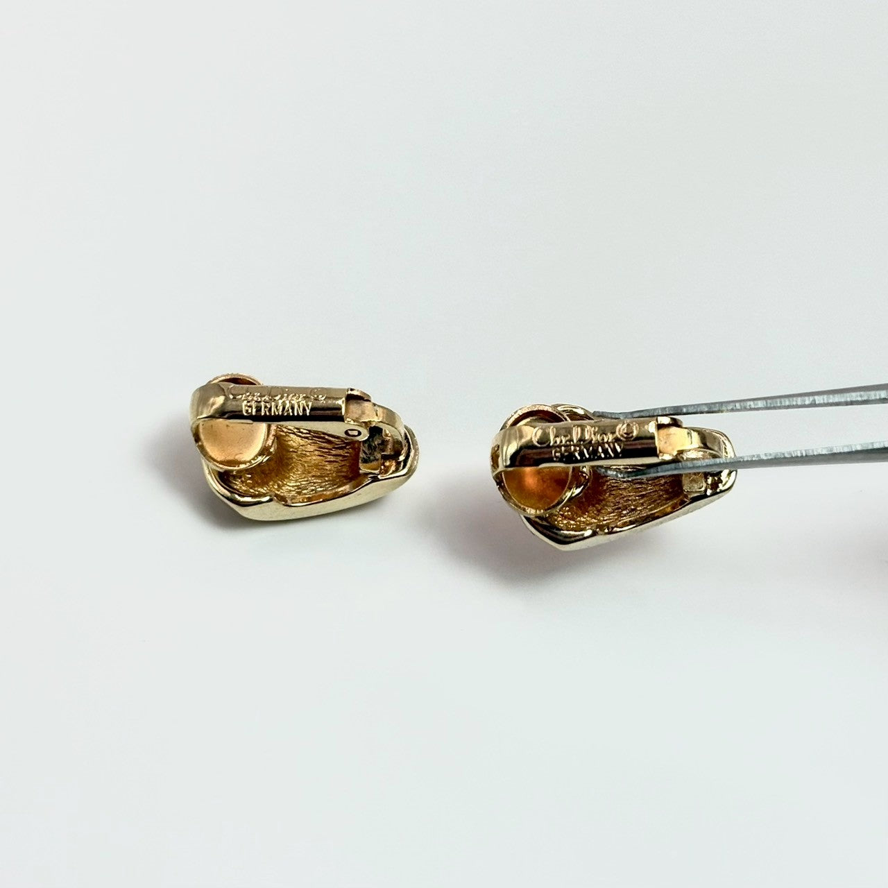 Dior 雕刻金層耳夾|Dior Sculpted Gold-Tone Clip-On Earrings