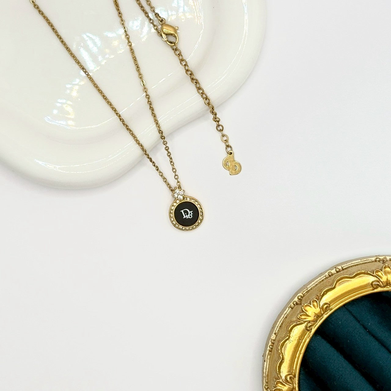 Dior 黑琺瑯圓標項鍊|Dior Black Logo Circle Necklace