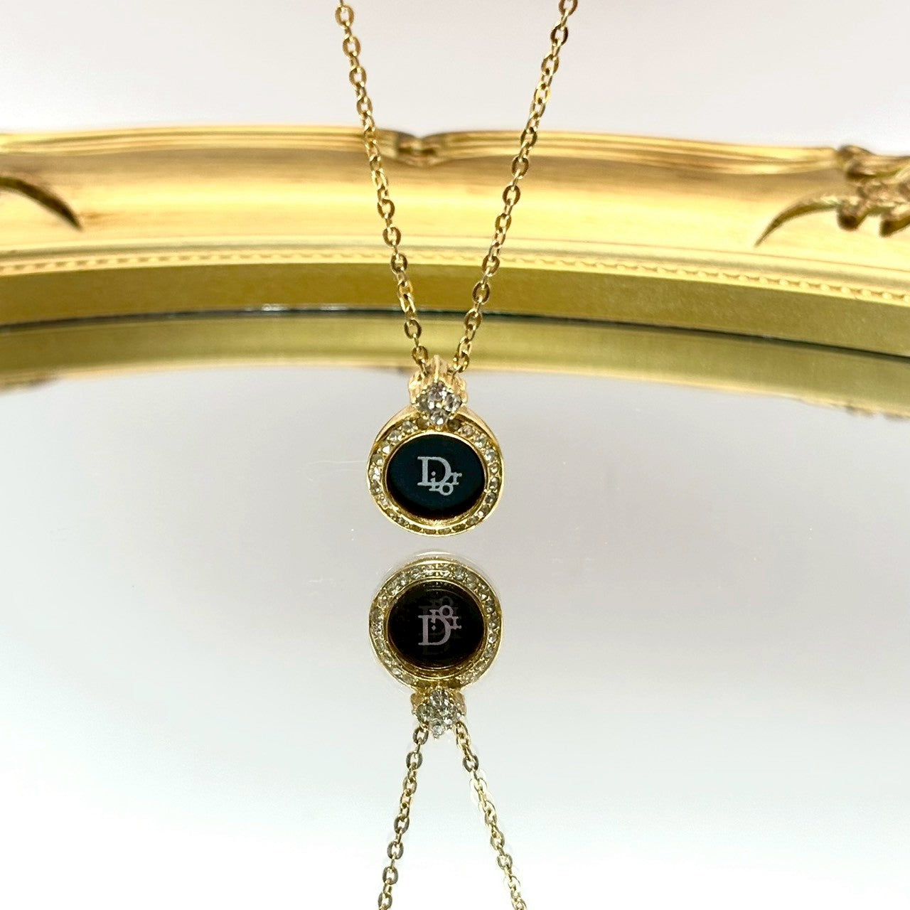 Dior 黑琺瑯圓標項鍊|Dior Black Logo Circle Necklace