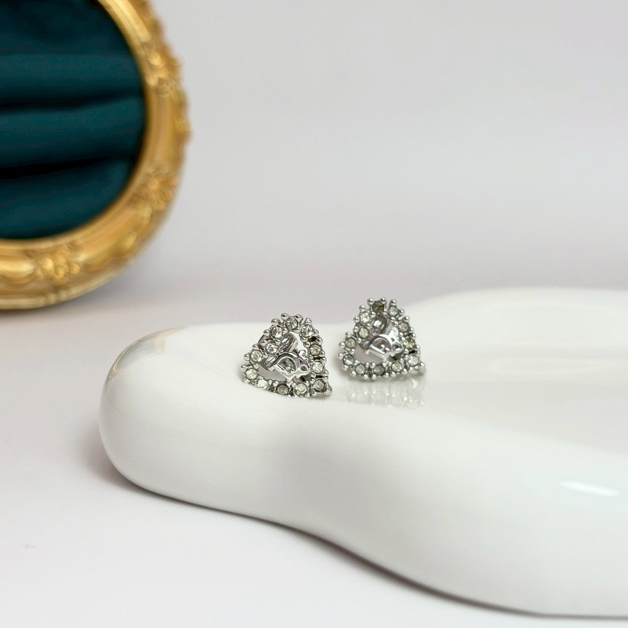 Dior 心意微光耳夾 | Dior Crystal Heart Logo Clip-On Earrings