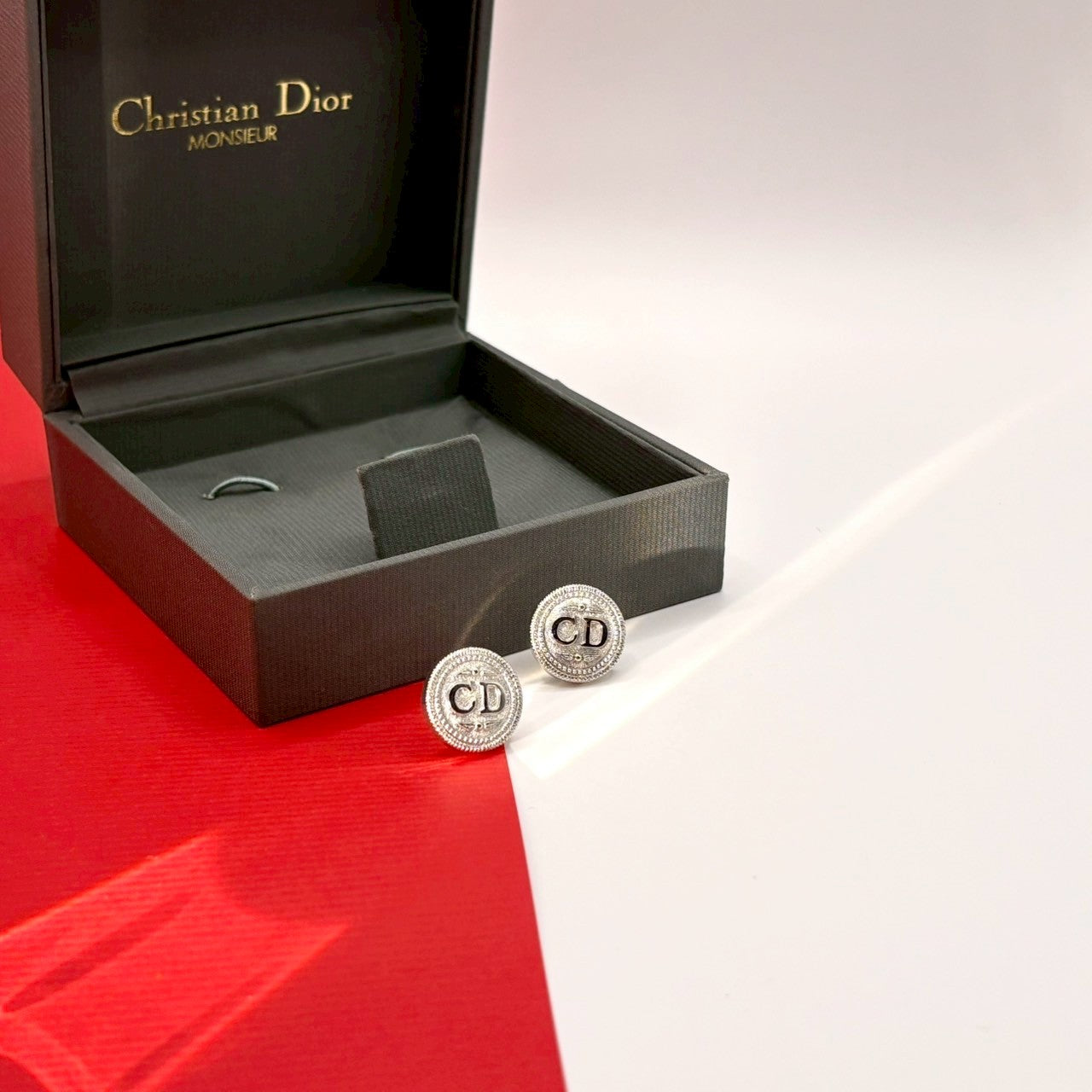 ✨ Dior 復古徽章耳針 | Dior Embossed CD Logo Earrings ✨