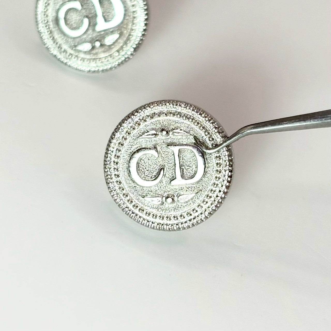 ✨ Dior 復古徽章耳針 | Dior Embossed CD Logo Earrings ✨