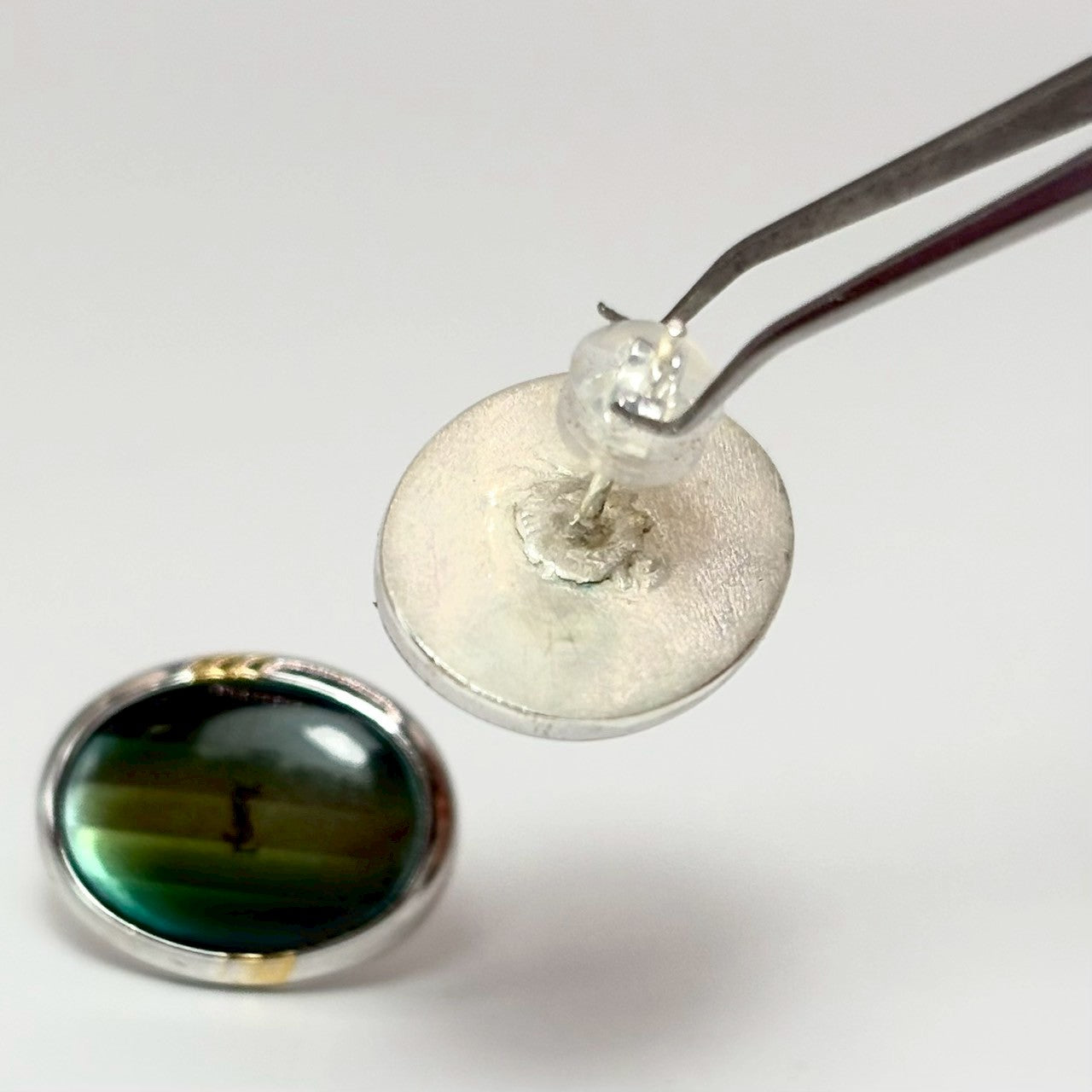 YSL 綠暈耳針 | YSL Iridescent Logo Earrings