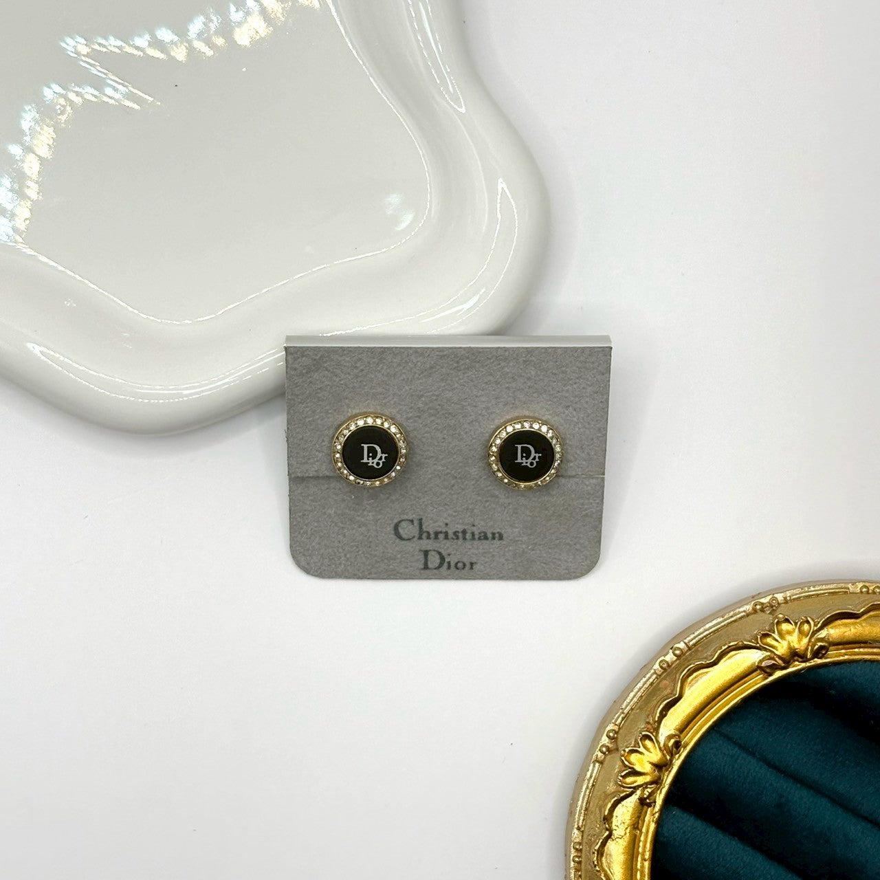 Dior 黑琺瑯圓標耳夾｜Dior Black Logo Circle Clip-On Earrings