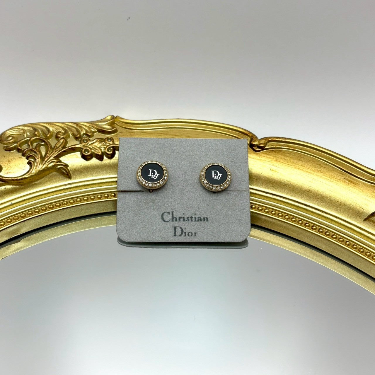 Dior 黑琺瑯圓標耳夾｜Dior Black Logo Circle Clip-On Earrings