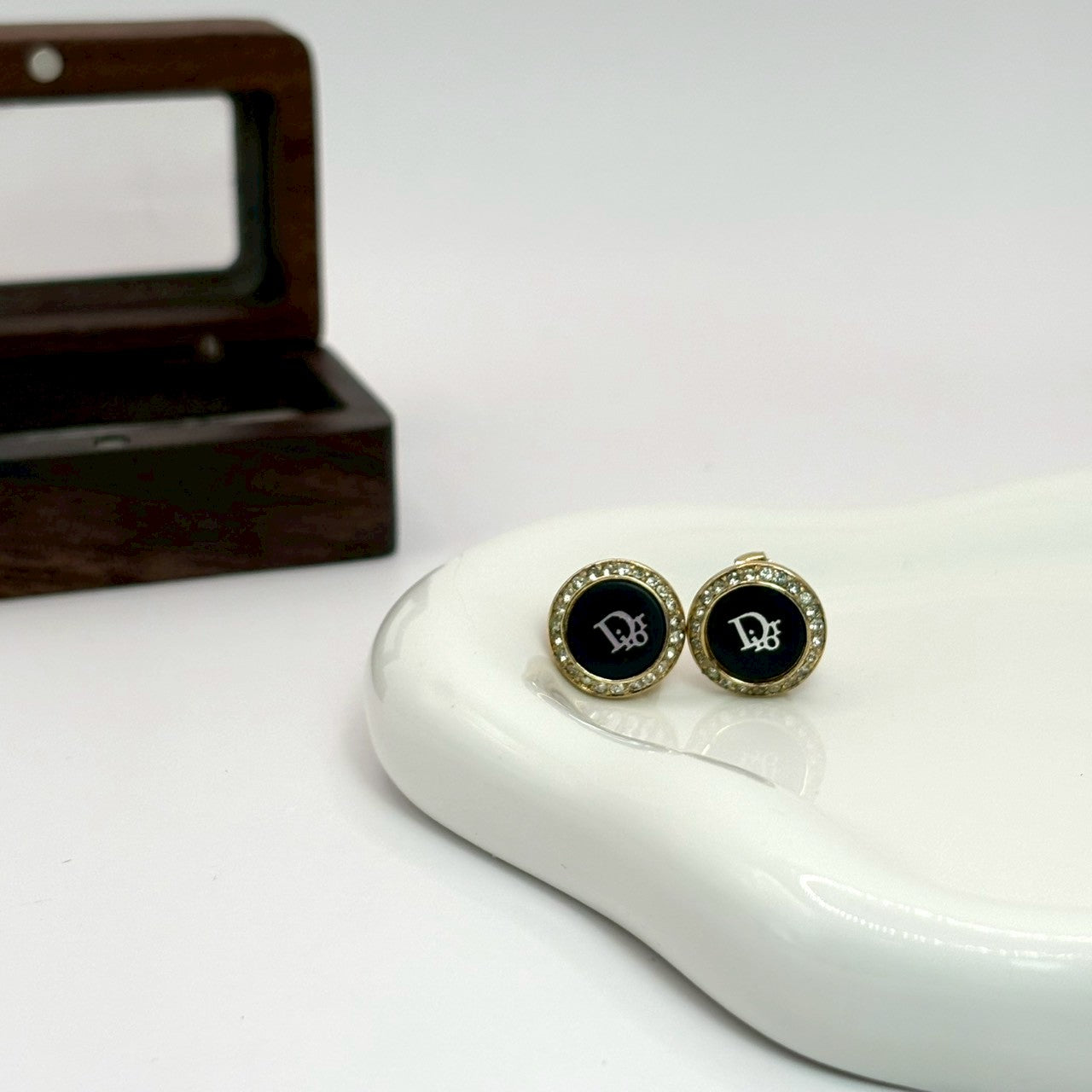 Dior 黑琺瑯圓標耳夾｜Dior Black Logo Circle Clip-On Earrings