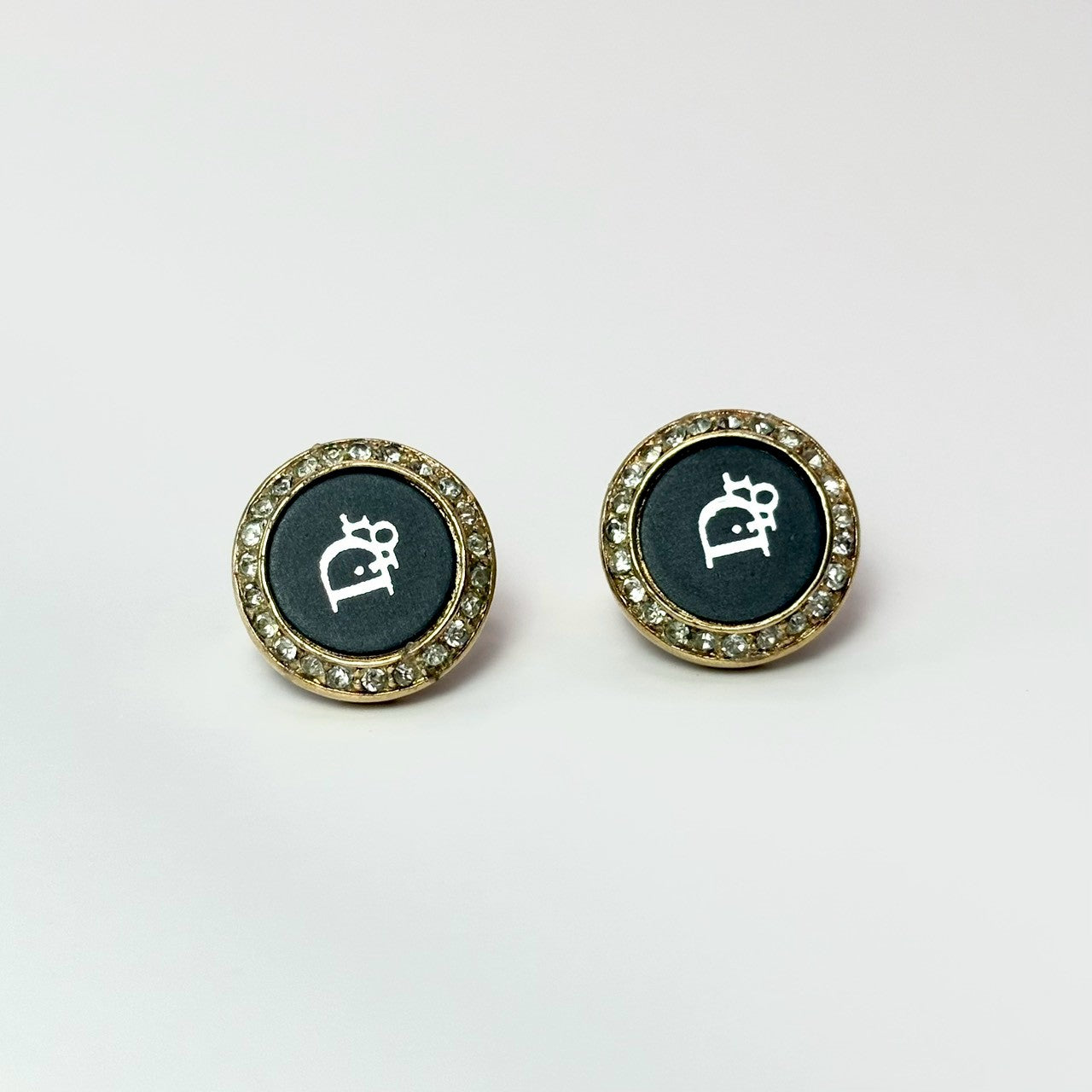 Dior 黑琺瑯圓標耳夾｜Dior Black Logo Circle Clip-On Earrings