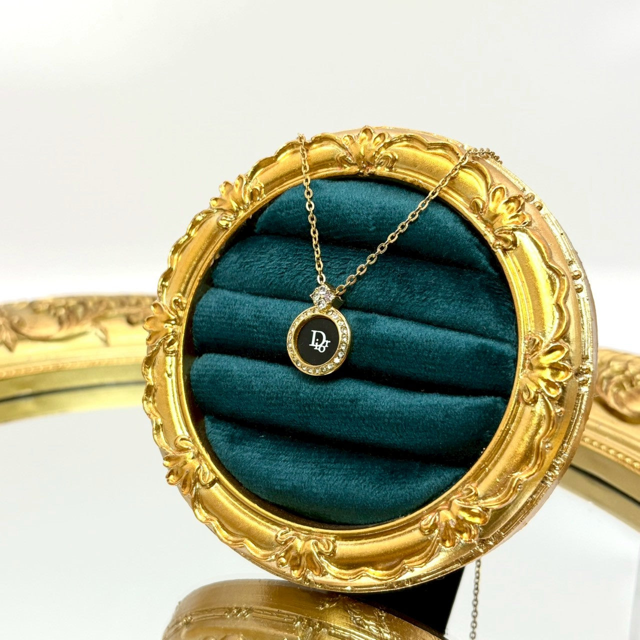 Dior 黑琺瑯圓標項鍊｜Dior Black Logo Circle Necklace