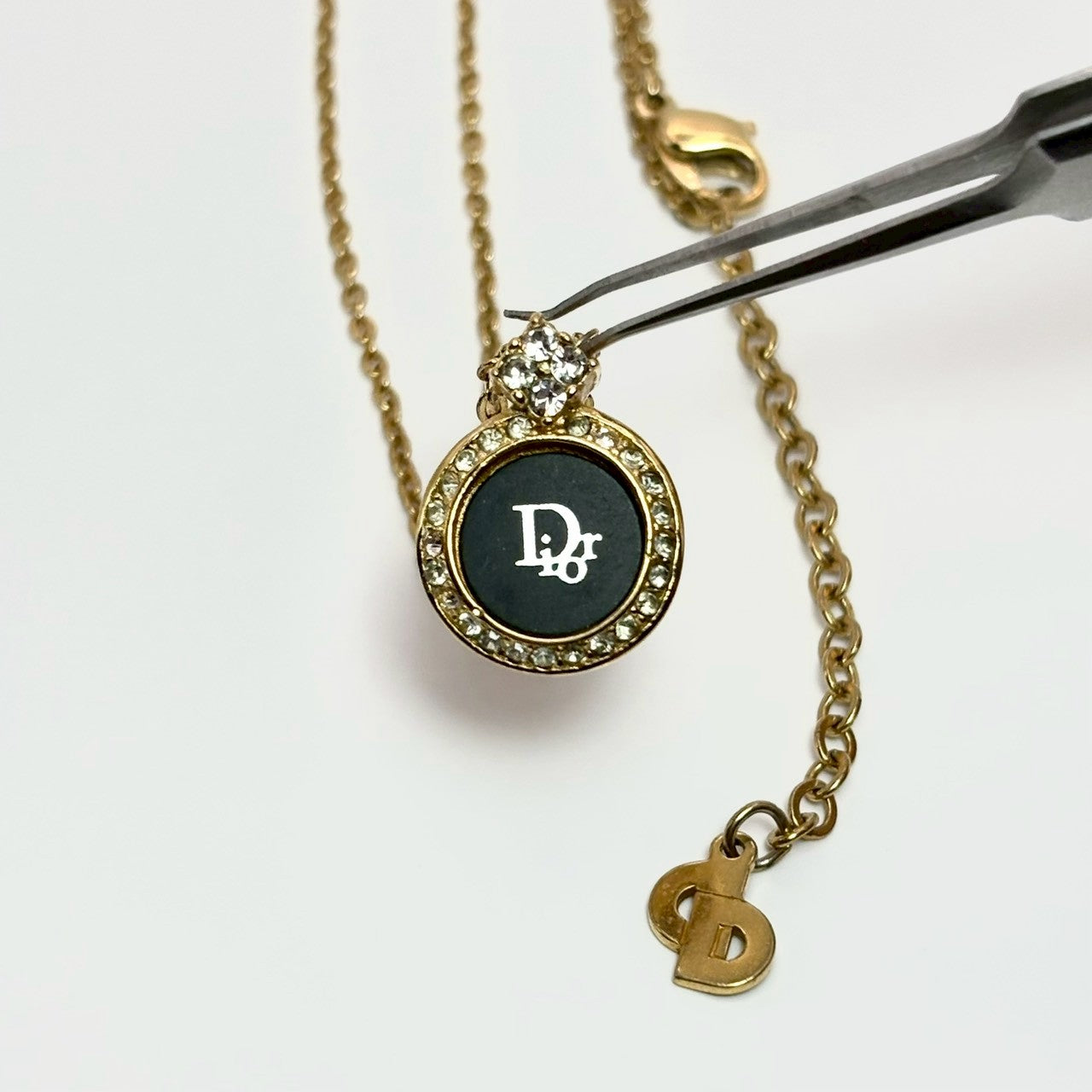 Dior 黑琺瑯圓標項鍊｜Dior Black Logo Circle Necklace