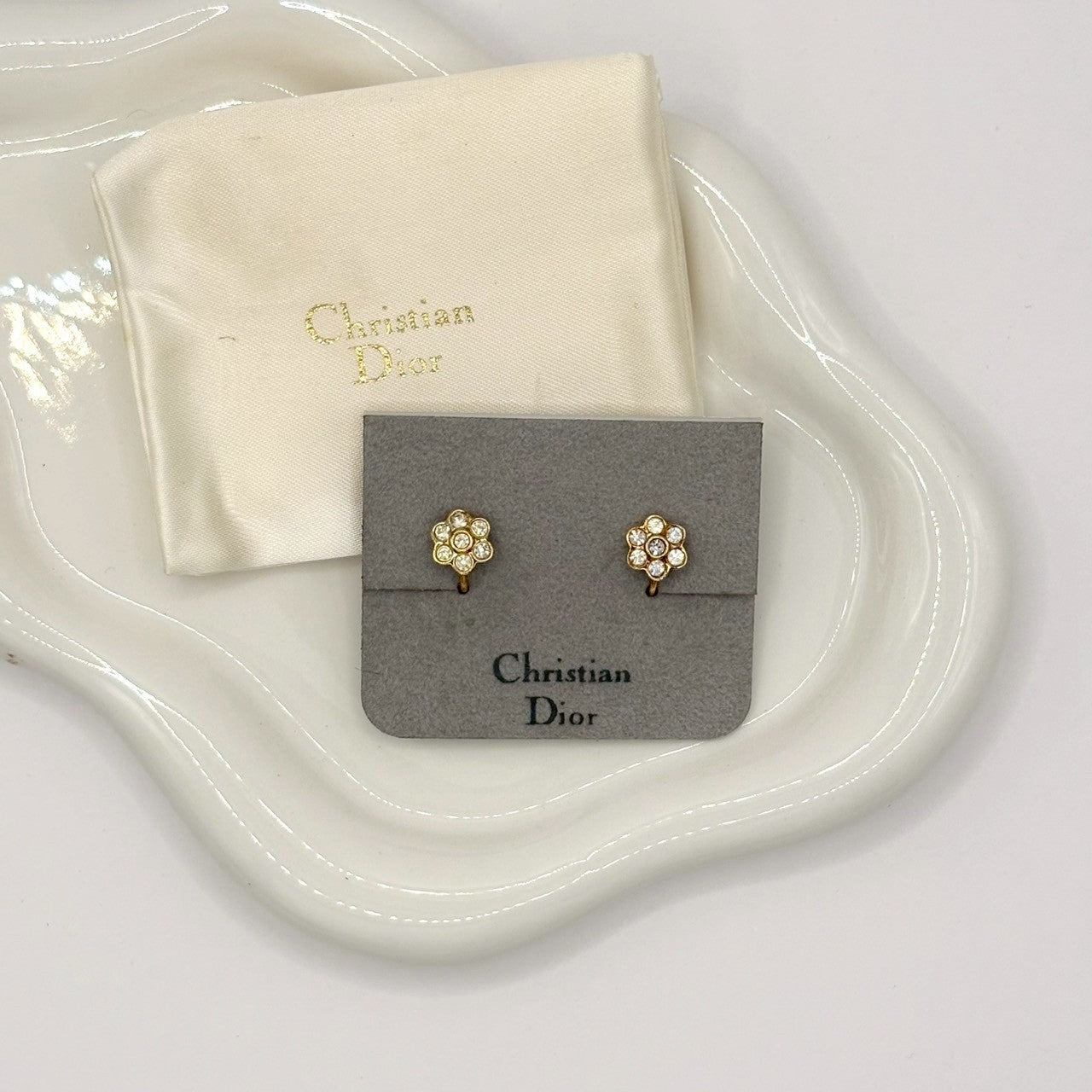 Dior 水鑽花朵耳夾｜Dior Rhinestone Floral Clip-On Earrings