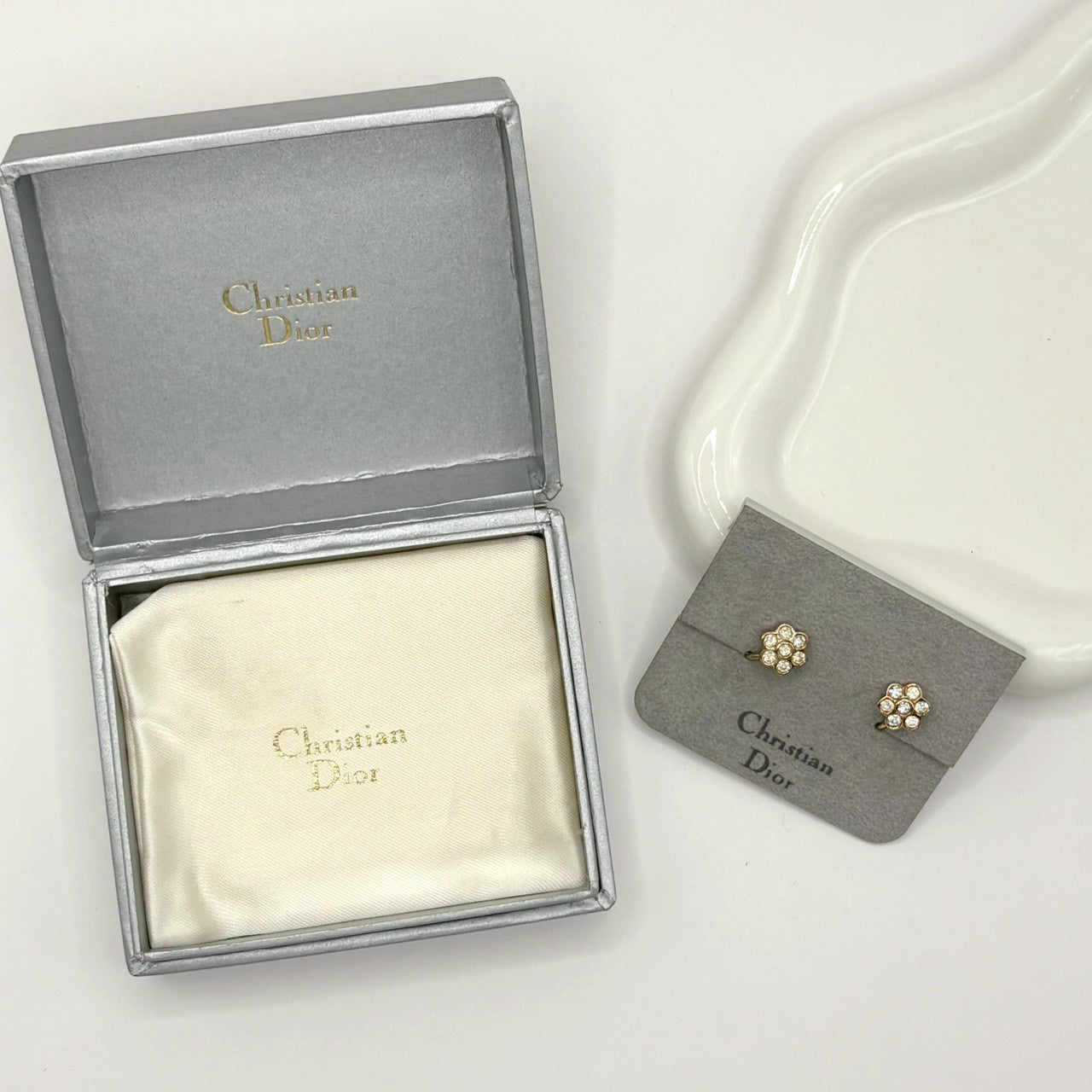 Dior 水鑽花朵耳夾｜Dior Rhinestone Floral Clip-On Earrings