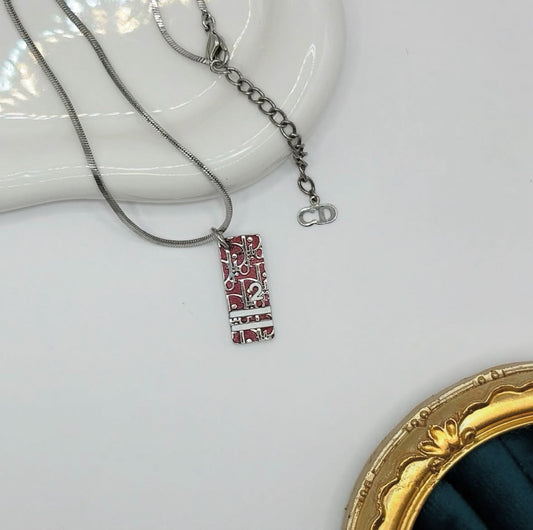 Dior 紅標數字墜｜Monogram No.2 Tag Necklace