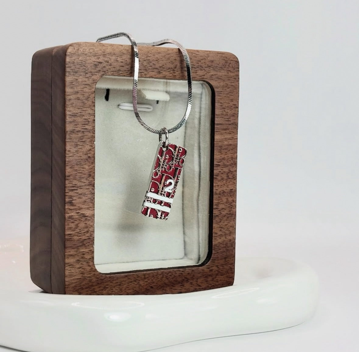 Dior 紅標數字墜｜Monogram No.2 Tag Necklace