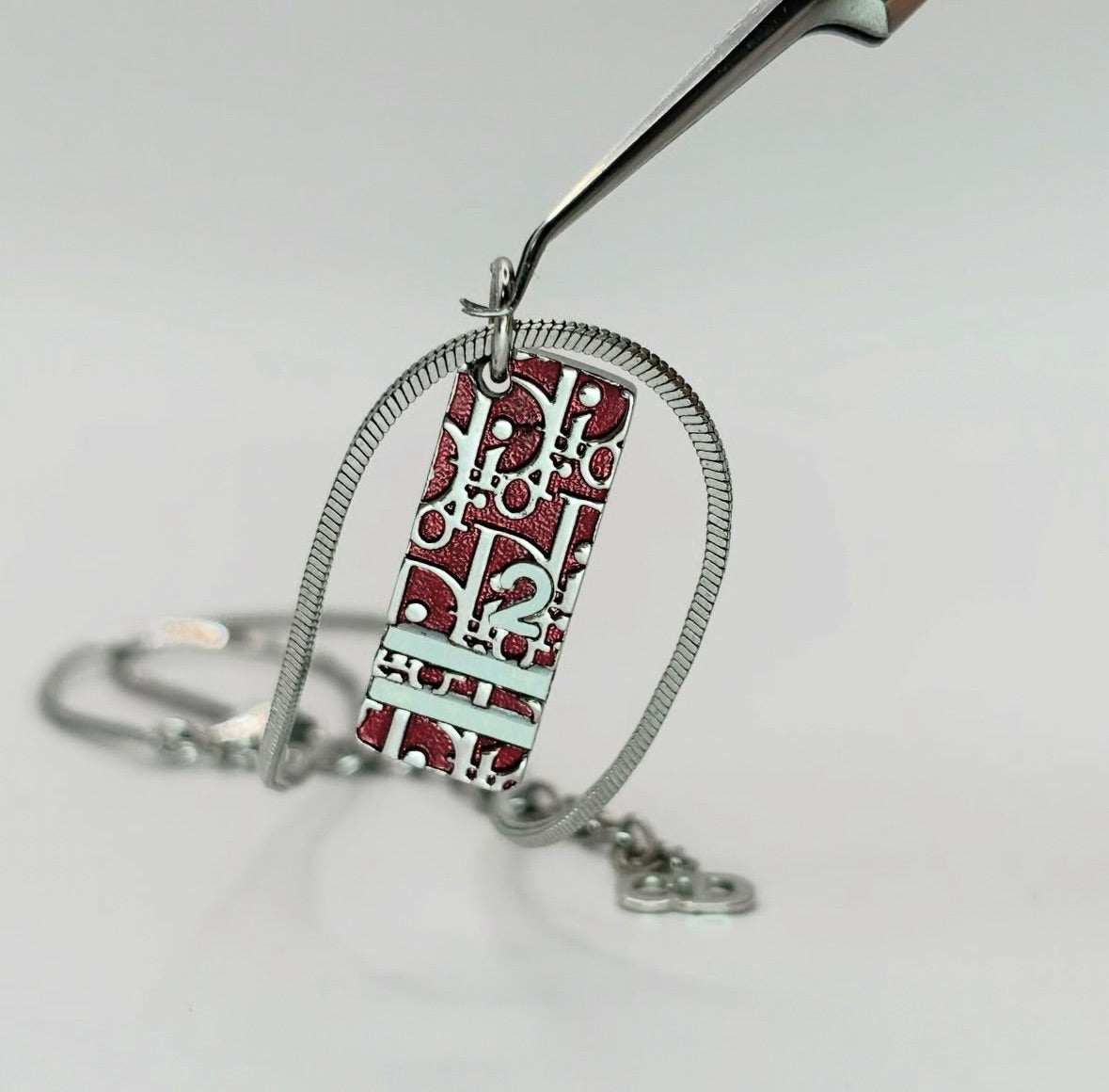 Dior 紅標數字墜｜Monogram No.2 Tag Necklace