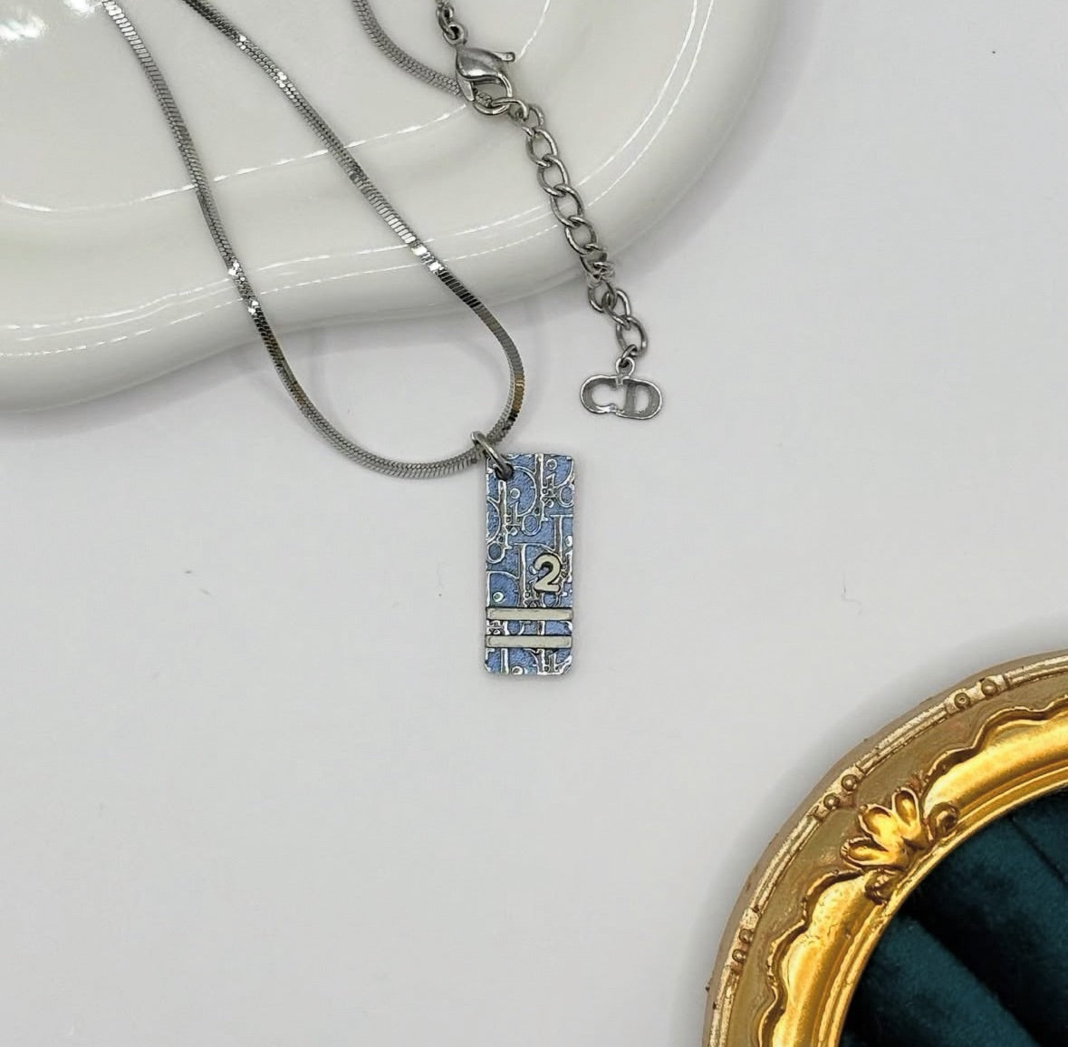 Dior 藍標數字墜｜Monogram No.2 Tag Necklace