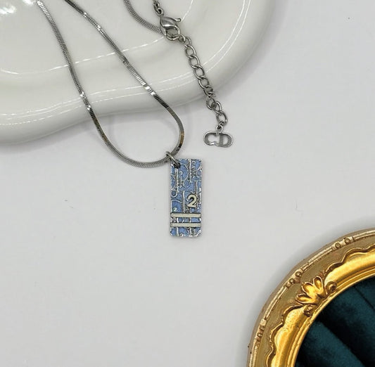 Dior 藍標數字墜｜Monogram No.2 Tag Necklace