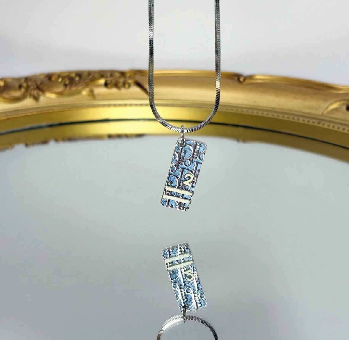 Dior 藍標數字墜｜Monogram No.2 Tag Necklace