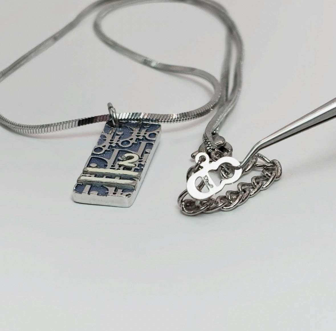 Dior 藍標數字墜｜Monogram No.2 Tag Necklace