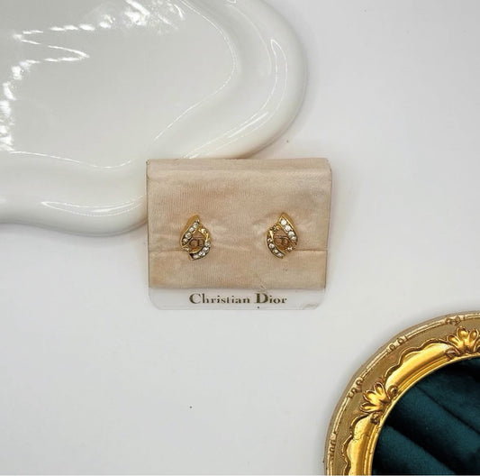 Dior 金旋葉 CD 水晶耳夾｜Dior Twisted CD Crystal Clip-On Earrings&nbsp;