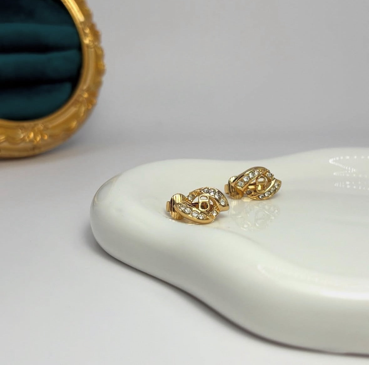 Dior 金旋葉 CD 水晶耳夾｜Dior Twisted CD Crystal Clip-On Earrings&nbsp;