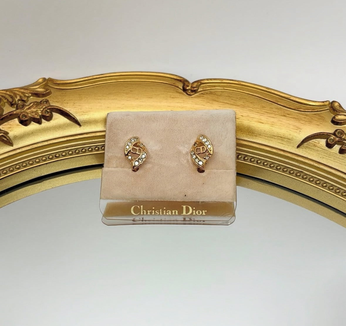 Dior 金旋葉 CD 水晶耳夾｜Dior Twisted CD Crystal Clip-On Earrings&nbsp;