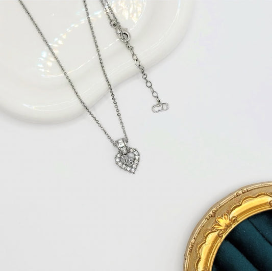 Dior 心意微光｜Dior Crystal Heart Logo Necklace